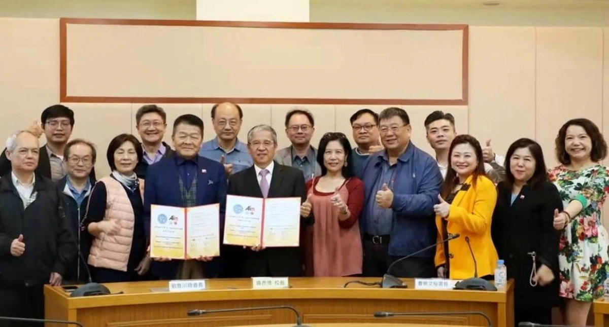 표창 및 실적: 성요한과학기술대학교와 협력 양해각서를 체결한 Ambitious Learner, 서명한 양해각서를 든 양측 대표자