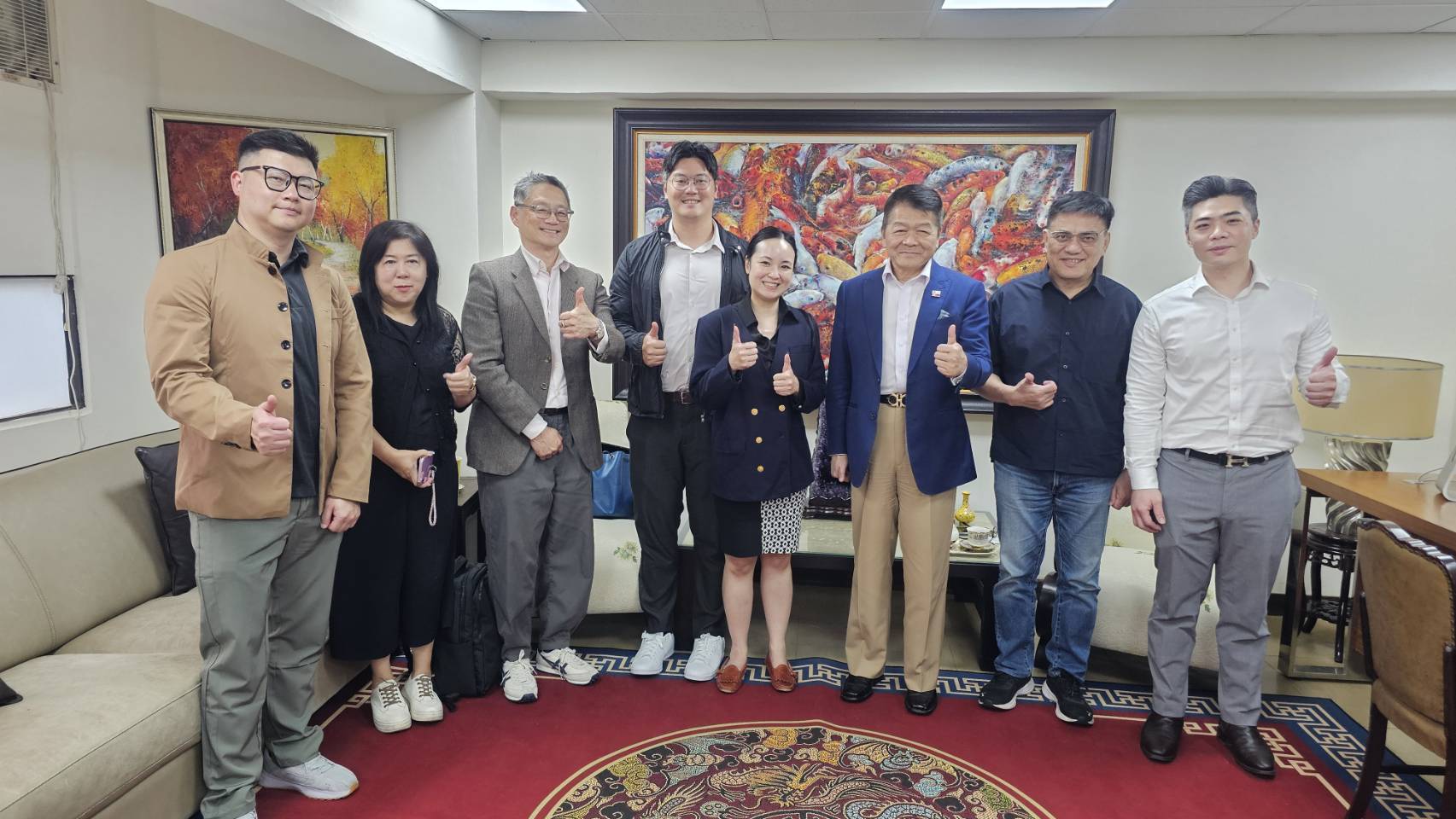 수상·표창: 호주 경제무역사무소를 방문한 학경유학 팀, 응접실의 비단잉어 유화 앞에서 찍은 단체 사진