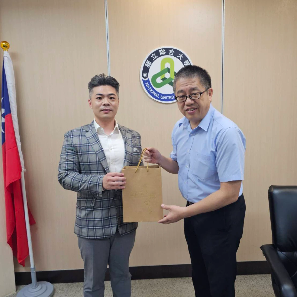 표창 및 실적: 국립롄허대학교를 방문한 Ambitious Learner, 사무실에서 대학 대표자와 기념 촬영